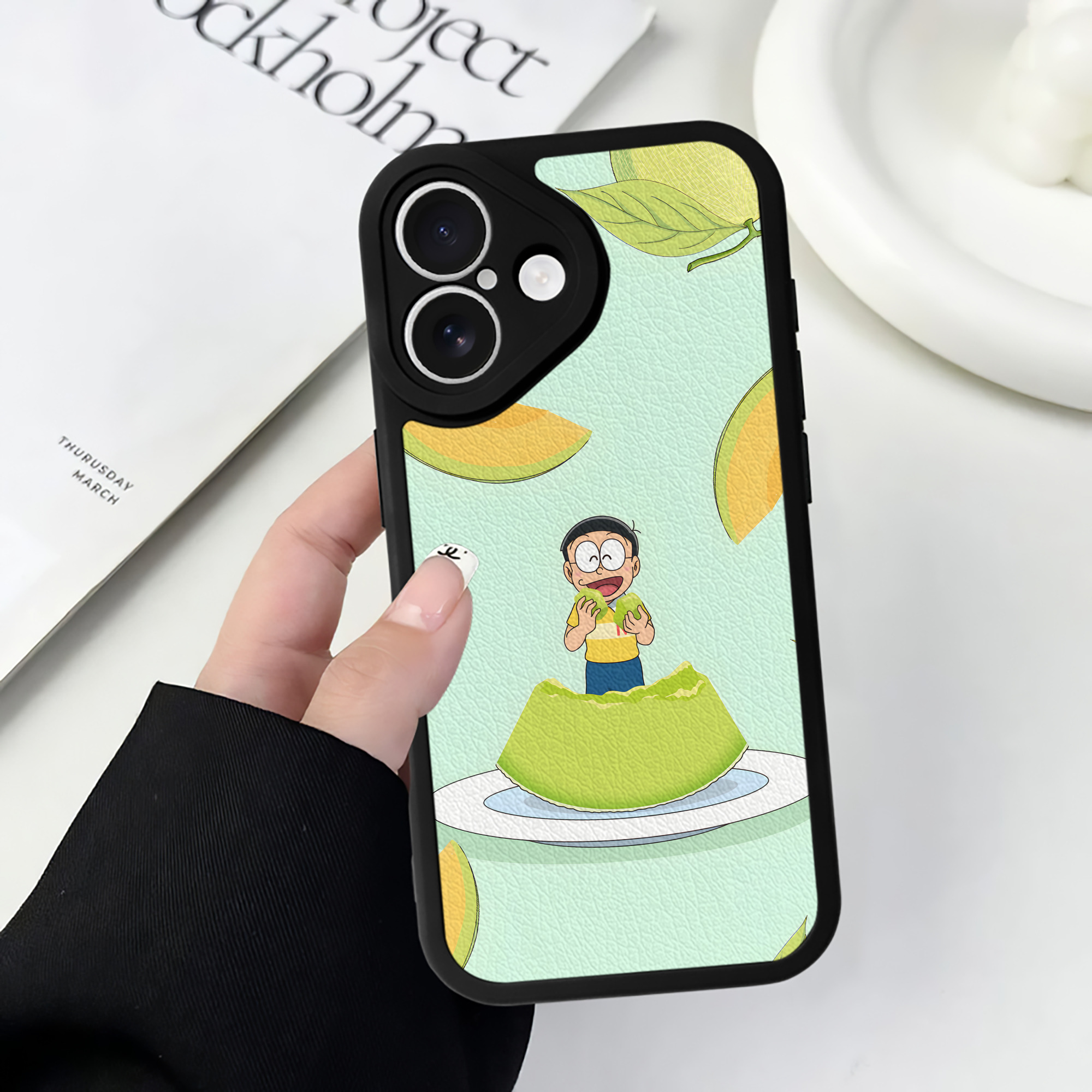 （画像用） ドラえもん Doraemon 【iPhone 16シリーズ対応】シリコンスマホケース（レザー調） 材質：シリコン